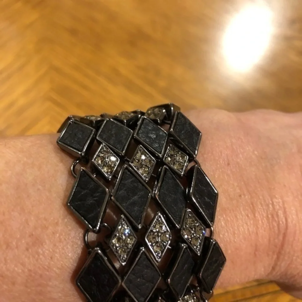 Black stones/faux diamond shaped toggle bracelet‎